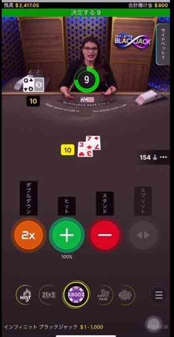 リスキーだが行くしかあるまい! ディーラーQと伏せカード。グリ将3,7で10。次の行動選択画面