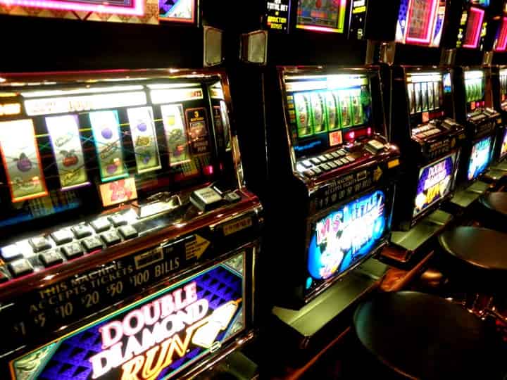 カジノのスロットゲームの特徴とパチスロとの違いは?